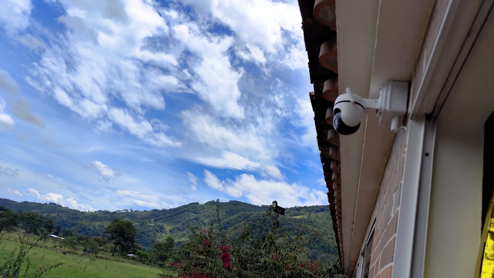 Instalación profesional de cámara de seguridad en exterior.